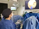 El Dr. Alberto Pérez-Lanzac, jefe de la Unidad de Urología del Hospital Universitario Vithas Madrid Arturo Soria, en un momento de una intervención quirúrgica en el centro hospitalario.