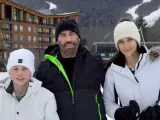 John Travolta, junto a sus hijos Ben y Ella.