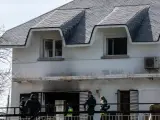 Varios agentes de la Policía Nacional en la Residencia Juan XXIII de Aravaca, donde se produjo el incendio.