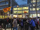 Manifestantes piden la libertad de Julian Assange en Barcelona.