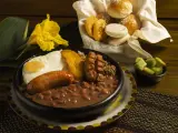 La bandeja paisa es un plato típico de Antioquia, dentro de la cordillera de los Andes y cuya capital es Medellín.