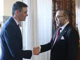 El presidente del Gobierno español, Pedro Sánchez, saluda al rey Mohamed VI de Marruecos.
