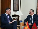 El presidente del Gobierno español, Pedro Sánchez (i), se reúne con el presidente del Ejecutivo marroquí, Aziz Ajanuch (d), en su primer viaje oficial de esta legislatura a Marruecos, a 21 de febrero de 2024, en Rabat (Marruecos).