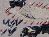 La arena de una playa de Florida se traga a dos niños que cavaban un hoyo jugando