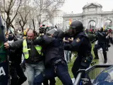 La Policía carga contra los manifestantes en la Puerta de Alcalá.