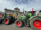 La primera columna de tractores llega a la Plaza de la Independencia.