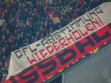 Los aficionados alemanes protestan contra la entrada de CVC en el fútbol alemán.