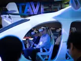 Dos personas participan en una simulación dentro de las inmediaciones de Fira Barcelona, donde se celebra el Mobile World Congress 2023.