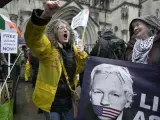 Un grupo de personas protesta en Londres contra la posible extradición de Julian Assange a EEUU.