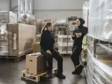 Dos trabajadoras de un almacén en el descanso.