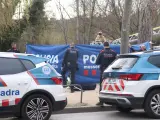 El dispositivo policial en el lugar en el que se ha encontrado el cadáver de un hombre en Girona.