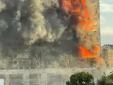 El edificio de Valencia en llamas.