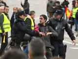 MADRID, 21/02/2024.- Una persona es detenida por la policía durante una protesta que tiene como principales reivindicaciones la fijación de precios justos en el campo, la revisión de la Política Agraria Común (PAC) y la reciprocidad en las relaciones comerciales, este miércoles ante el ministerio de Agricultura en Madrid. EFE/ FERNANDO VILLAR