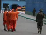 Un militar custodia a reclusos mientras se trasladan dentro de la cárcel de Cotopaxi en Latacunga (Ecuador).