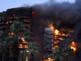 Las llamas envuelven el edificio en Valencia.