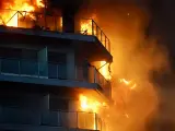 Imagen del incendio en Valencia en la que se ve a la mujer atrapada en la terraza.