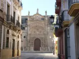 Calle con vistas a la Basílica Basílica Menor de Nuestra Señora de los Milagros, en Puerto de Santa María (Cádiz).