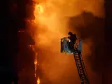 Los bomberos este jueves trabajando en el edificio incendiado.
