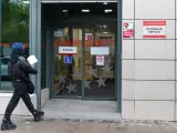 Una persona entra en una oficina de empleo en Madrid.