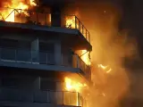 Una persona aguarda en el balcón a ser rescatada del incendio en el edificio del Campanar, en Valencia.