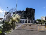 Homenaje frente al edificio incendiado en Valencia.
