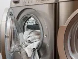 Una lavadora con ropa sucia.