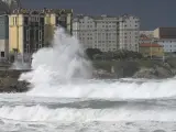 Olas durante el frente meteorológico en A Coruña.