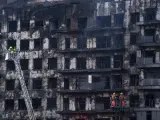 Los bomberos trabajan en el incendio ocurrido en un edificio en el barrio de Campanar.
