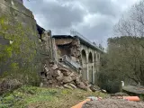 Colapsa parte de un puente sobre la carretera OU-536 en Xunqueira de Espadanedo (Ourense).