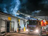 Los Bomberos extinguen un incendio en un centro de acogida de personas migrantes en la localidad alemana de Noerdlingen, en el estado de Baviera.