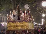La procesión de la Cofradía de Trabajo y Luz en el Lunes Santo de la Semana Santa de Granada 2023.
