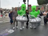 Maricarmen Hernández posa con dos personas disfazadas de aliens.