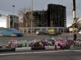 Ramos de flores y peluches en homenaje a las víctimas del incendio en el barrio valenciano de Campanar.