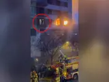 Uno de los vecinos atrapados en el incendio intenta llamar la atención de los bomberos.