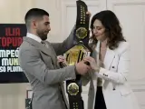 Topuria y Ayuso con el cinturón de campeón de UFC.