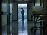 Un sanitario durante su turno de noche en un hospital.