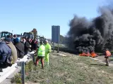 Agricultores quemando neumáticos en la AP-2.