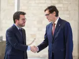 El presidente de la Generalitat, Pere Aragonès, y el primer secretario del PSC, Salvador Illa, en la firma del acuerdo de Presupuestos de la Generalitat de 2024.