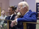 El presidente Joe Biden come helado en Van Leeuwen Ice Cream el lunes 26 de febrero de 2024, en Nueva York, mientras Seth Meyers observa.