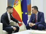 Ilia Topuria y Pedro Sánchez charlan en la Moncloa.
