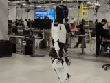 El robot humanoide de la empresa de automóviles se mueve un 30% más rápido que en diciembre de 2023.