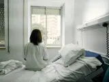 Una mujer en la cama de un hospital.