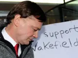 Andrew Wakefield, junto a una pancarta de apoyo, en la sede del Consejo M&eacute;dico General de Reino Unido.