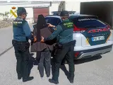 Dos agentes de la Guardia Civil junto a la detenida en Mula.