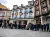 Personalidades del ayuntamiento y autoridades del Burgos guardaron un minuto de silencio por el vallisoletano.