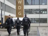 Policía alemana en el lugar del ataque, en Wuppertal, Alemania.