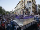 La procesión de Santa María de la Alhambra en Granada en el Sábado Santo 2023.