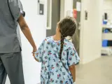 Una niña hospitalizada.