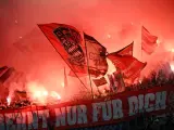 Fans del Bayern encienden bengalas en las gradas del Stadio Olímpico de Roma.14/2/2024 ONLY FOR USE IN SPAIN