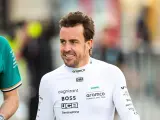 Fernando Alonso camina por el paddock durante el Gran Premio de Bahréin
